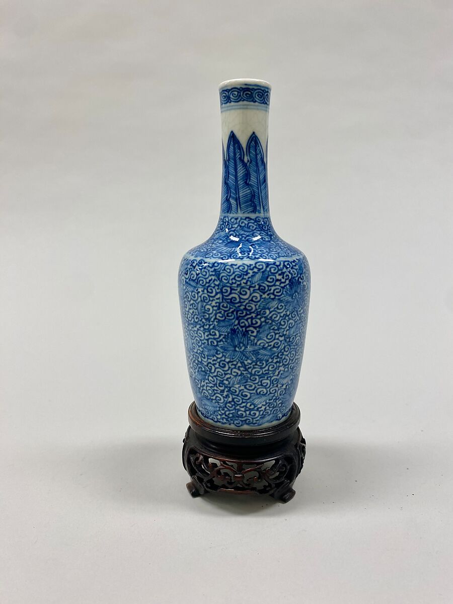 Bottle vase with floral scrolls, Soft-paste porcelain painted in underglaze cobalt blue (Jingdezhen ware), China