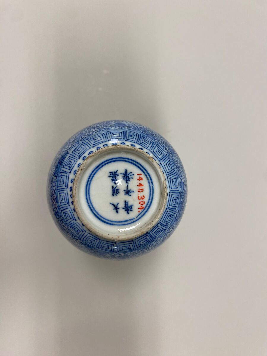 Bottle vase with floral scrolls, Soft-paste porcelain painted in underglaze cobalt blue (Jingdezhen ware), China