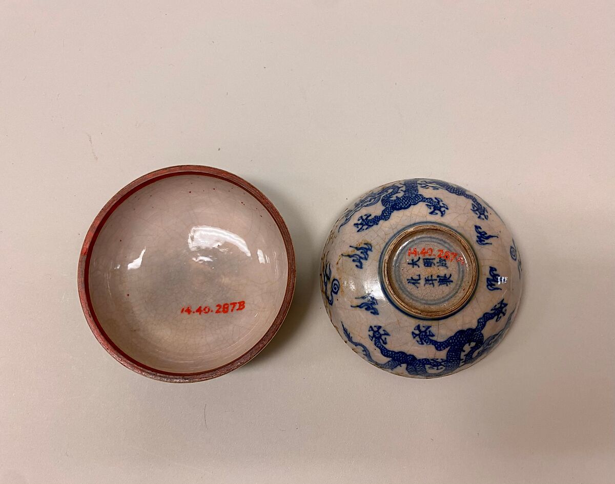 Seal paste box with dragons, Soft-paste porcelain painted in underglaze cobalt blue (Jingdezhen ware), China