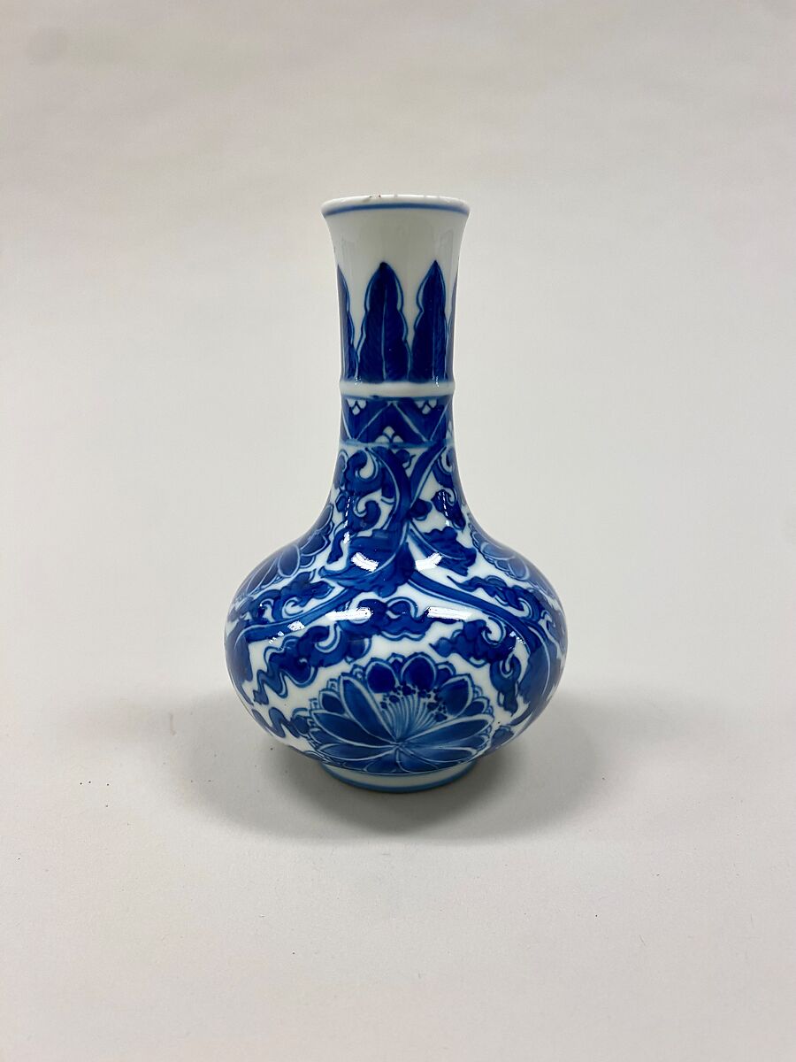 Bottle vase with floral scrolls, Porcelain painted in underglaze cobalt blue (Jingdezhen ware), China 