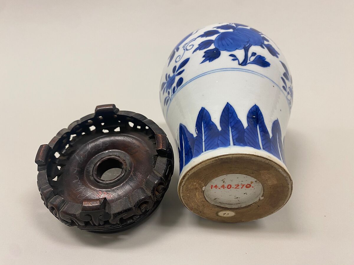 Meiping vase  with peaches, pomegranades, and fingered citrons, Porcelain painted in underglaze cobalt blue (Jingdezhen ware), China