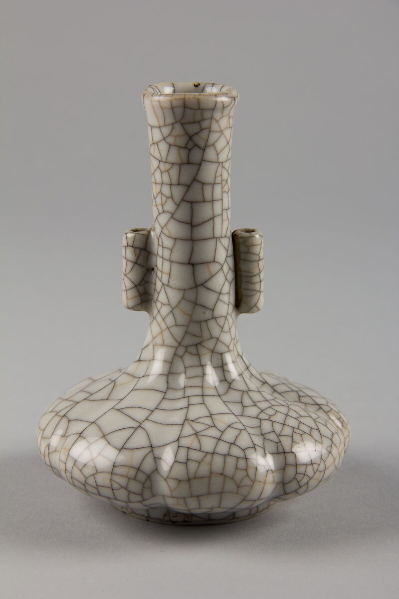 Long-neck vase with tubular handles, Porcelain with Ge-type crackled glaze (Jingdezhen ware), China