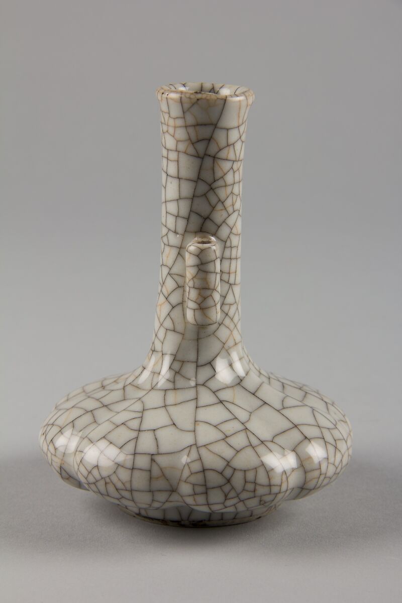 Long-neck vase with tubular handles, Porcelain with Ge-type crackled glaze (Jingdezhen ware), China