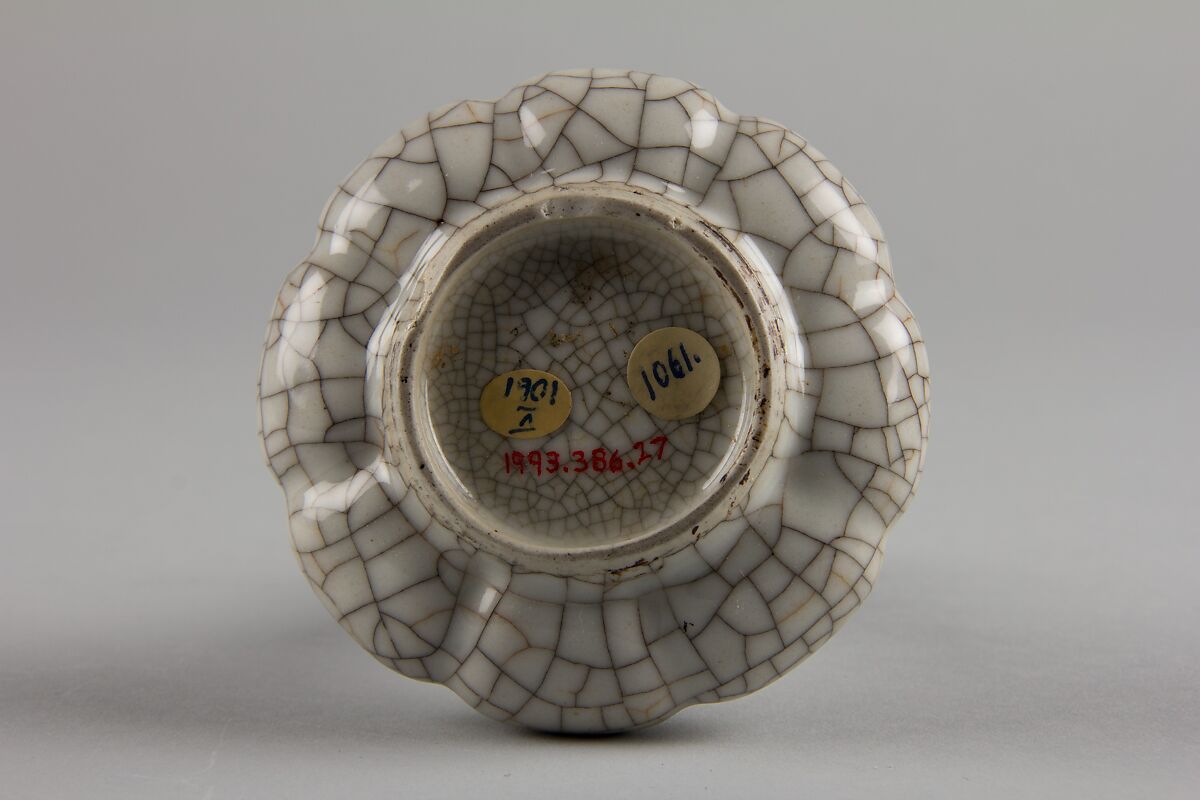 Long-neck vase with tubular handles, Porcelain with Ge-type crackled glaze (Jingdezhen ware), China