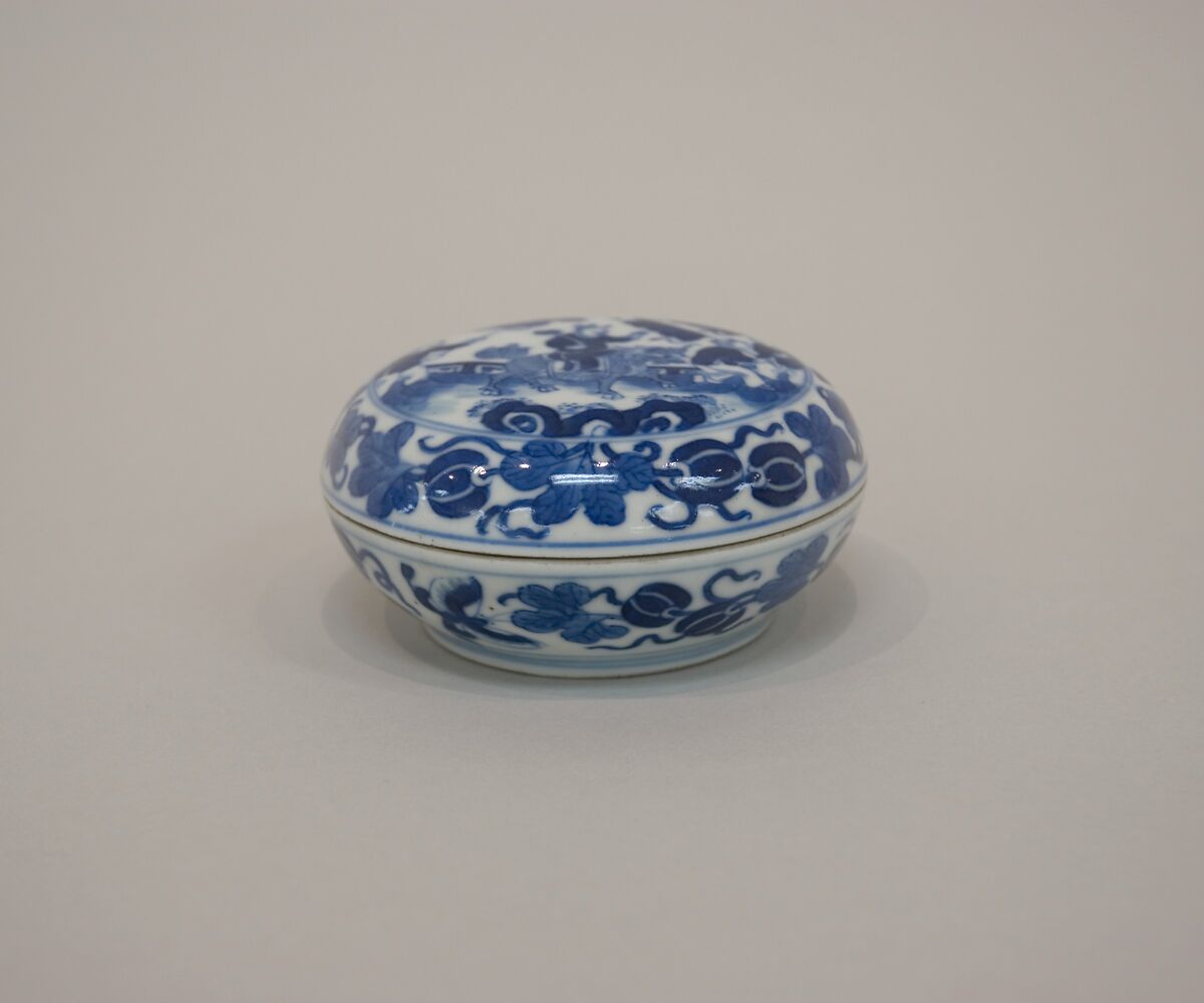 Seal paste box with boys and mythical beast qilin, Porcelain painted in underglaze cobalt blue (Jingdezhen ware), China 
