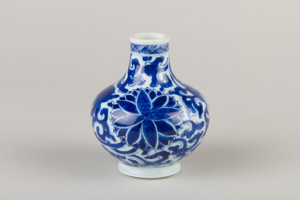 Bottle, Porcelain decorated in underglaze blue, China