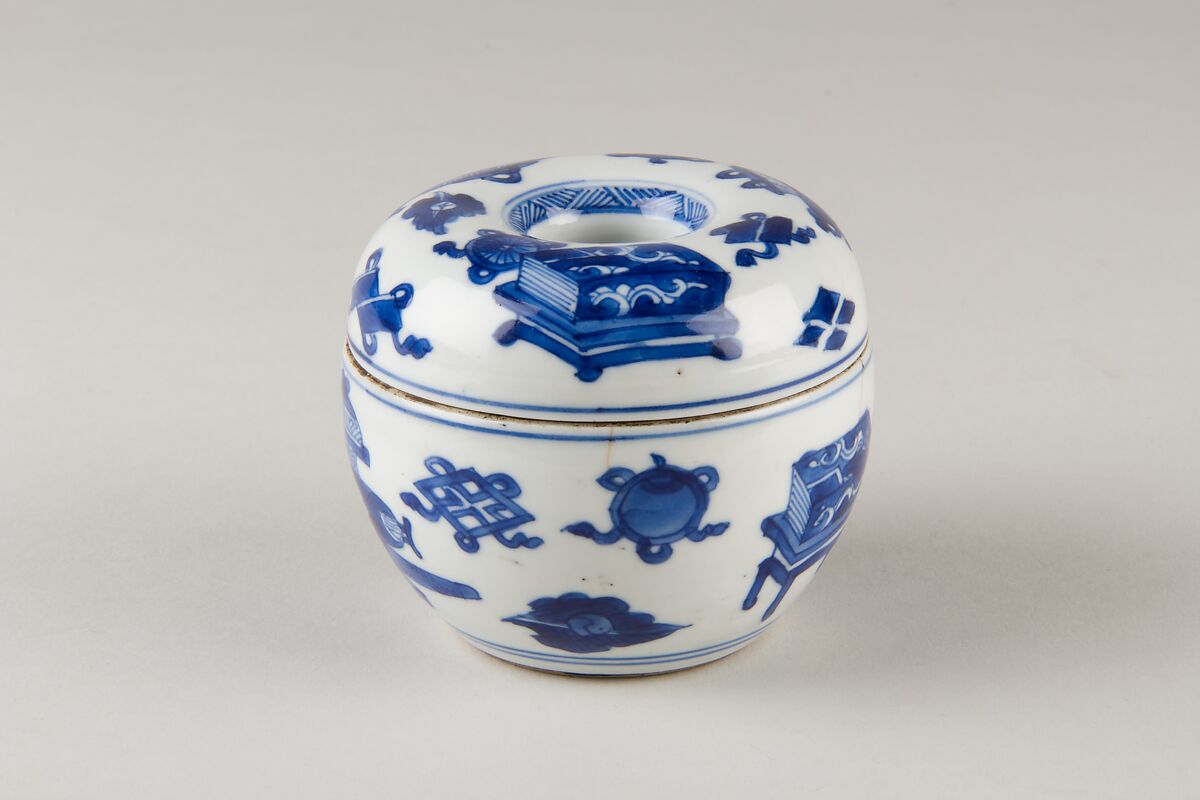 Covered Box, Porcelain decorated in underglaze blue, China