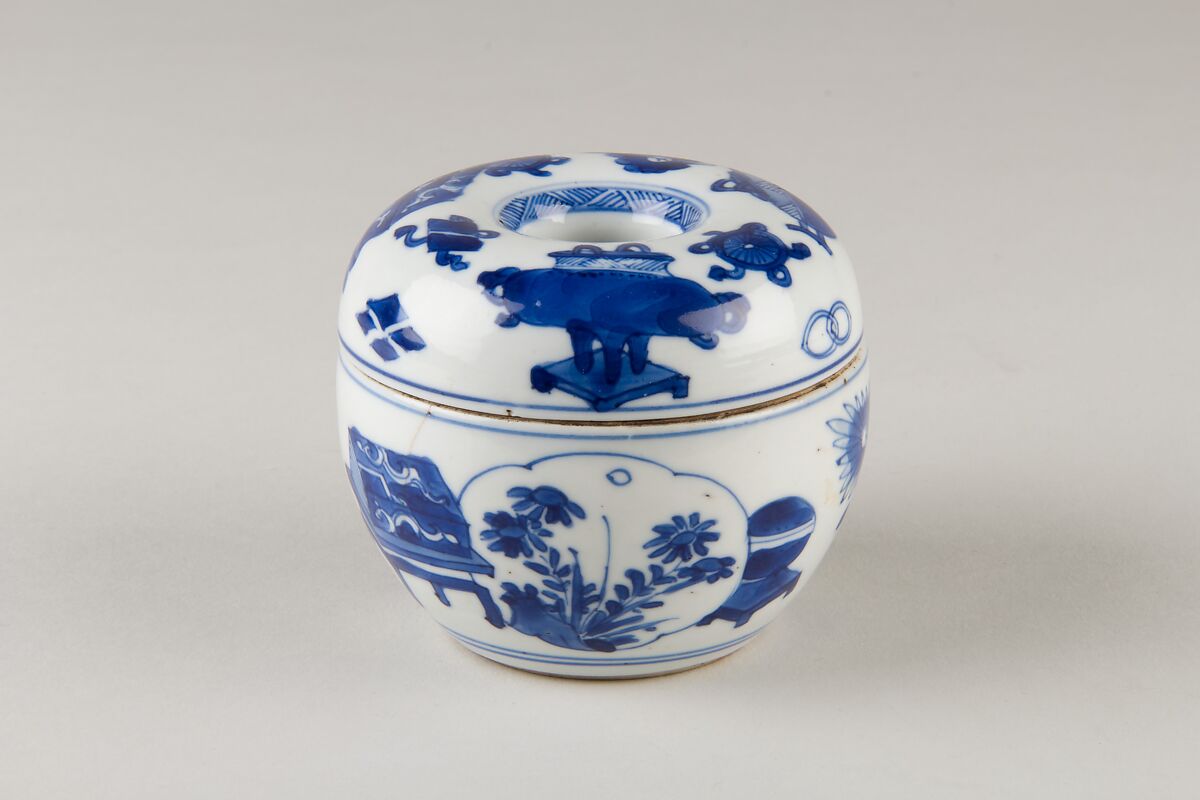 Covered Box, Porcelain decorated in underglaze blue, China