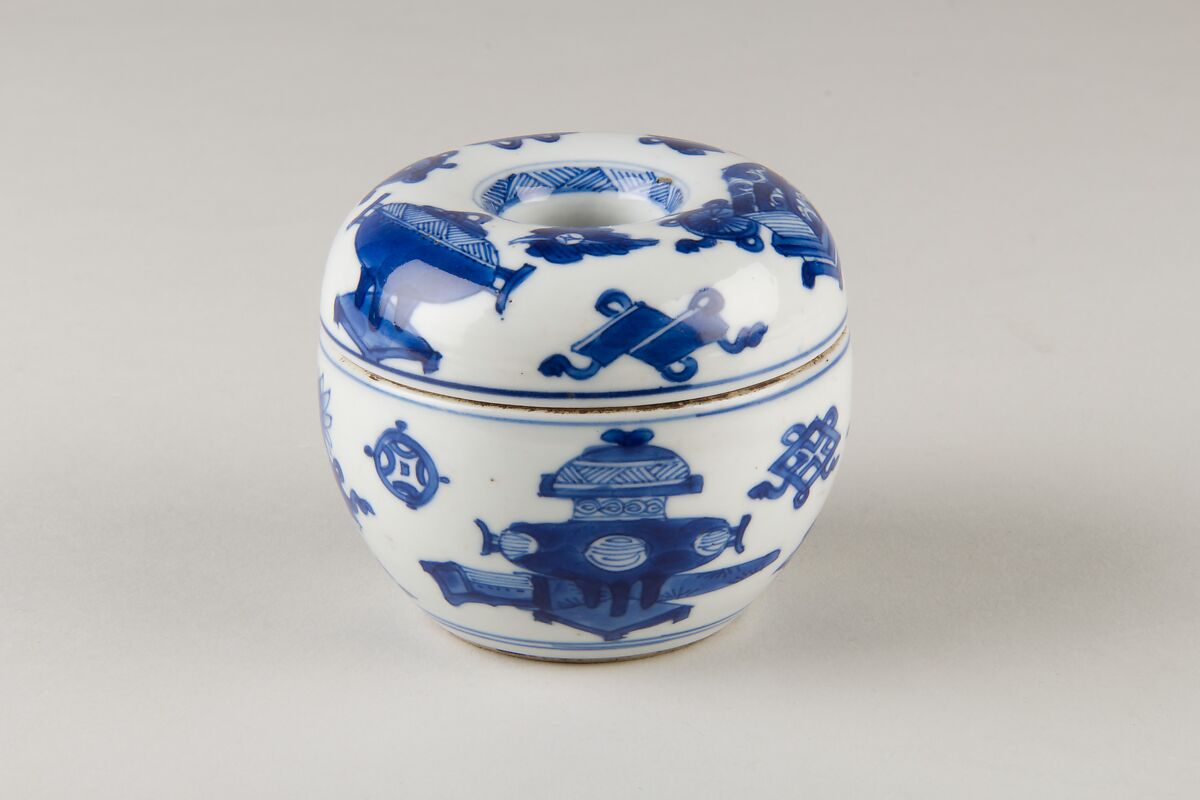 Covered Box, Porcelain decorated in underglaze blue, China 