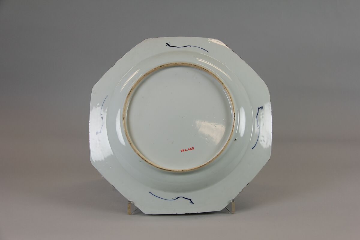 Octagonal plate with floral pattern, Porcelain painted in underglaze cobalt blue (Jingdezhen ware), China