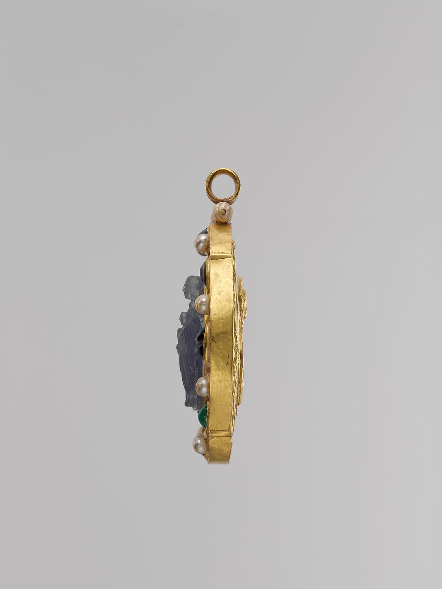 Pendant Brooch with Cameo of Enthroned Virgin and Child and Christ Pantokrator, Chalcedony cameo; gold mount with pearls, emeralds, garnets, sapphires, and a sardonyx intaglio, Byzantine