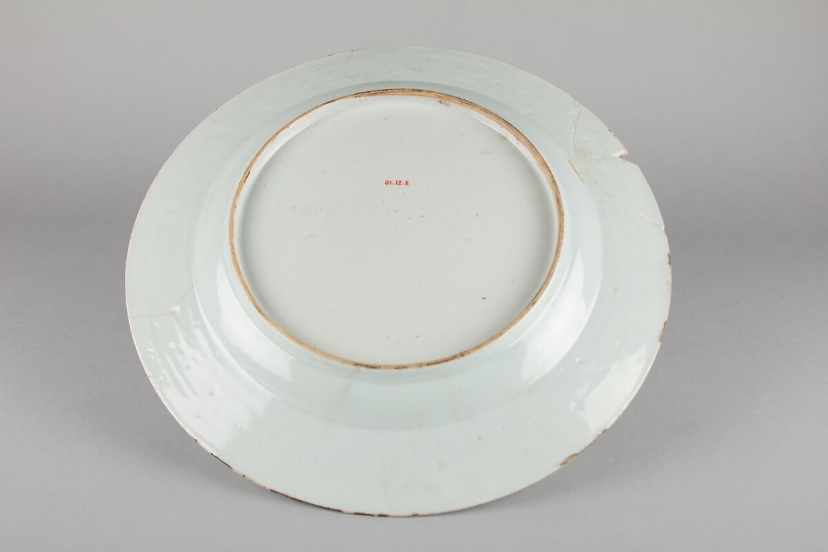 Dish, Porcelain painted in underglaze blue and overglaze iron-red and gilt, China