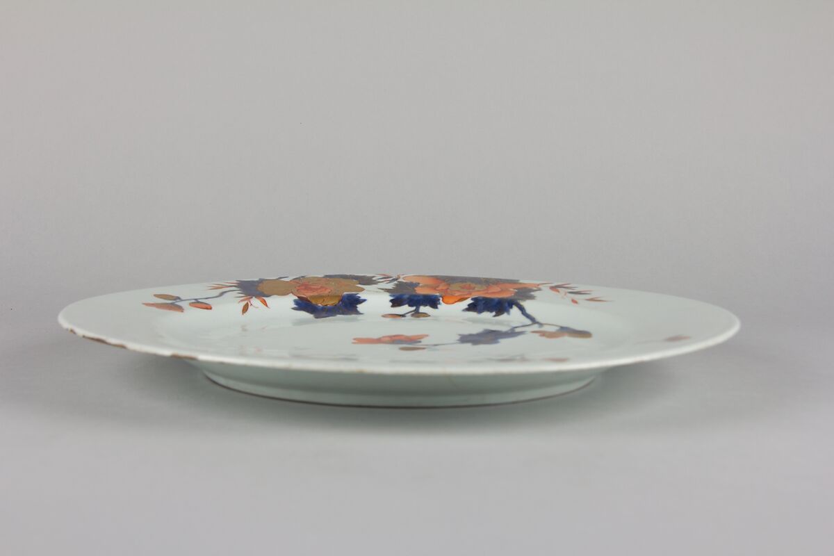 Dish, Porcelain painted in underglaze blue and overglaze iron-red and gilt, China