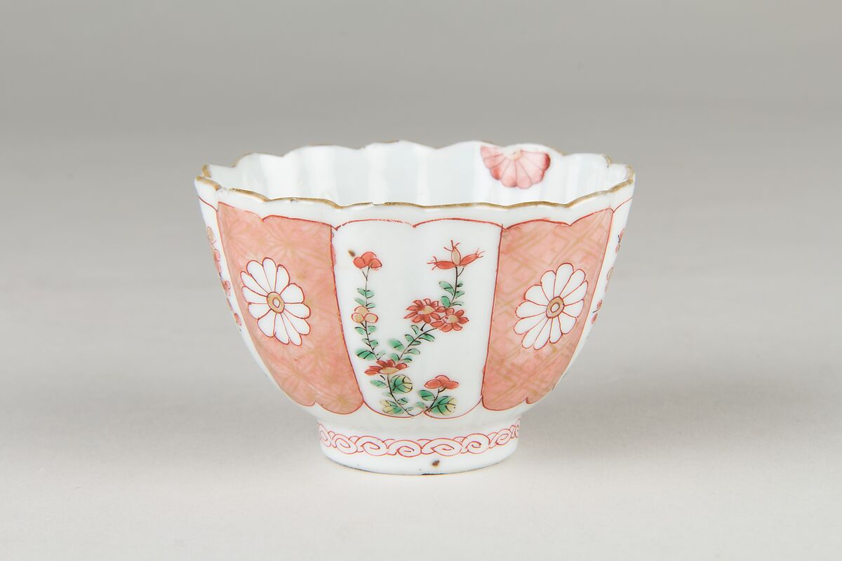 Cup, Porcelain painted in overglaze famille verte enamels and gilt, China 