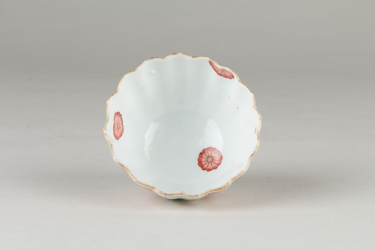 Cup, Porcelain painted in overglaze famille verte enamels and gilt, China