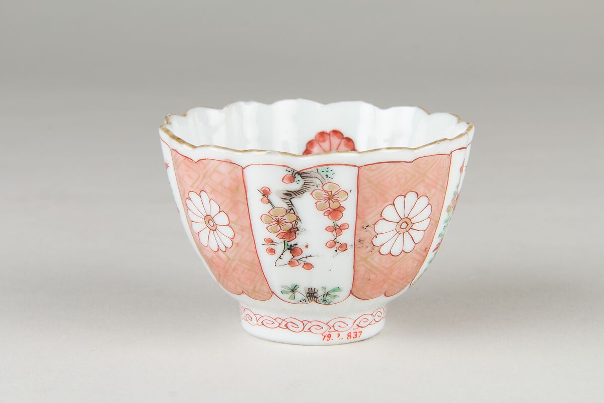 Cup, Porcelain painted in overglaze famille verte enamels and gilt, China