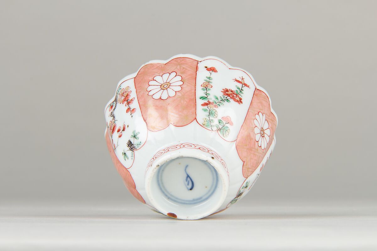 Cup, Porcelain painted in overglaze famille verte enamels and gilt, China