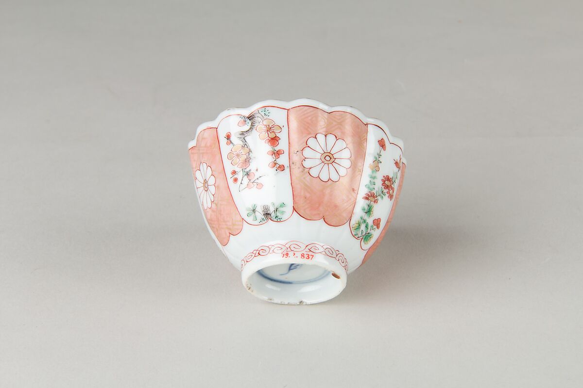 Cup, Porcelain painted in overglaze famille verte enamels and gilt, China