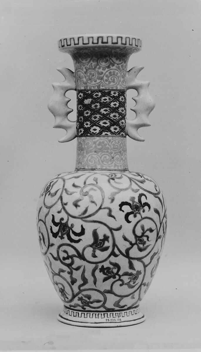 Vase, Porcelain, craquelé glaze with enamels (Izumo ware), Japan 