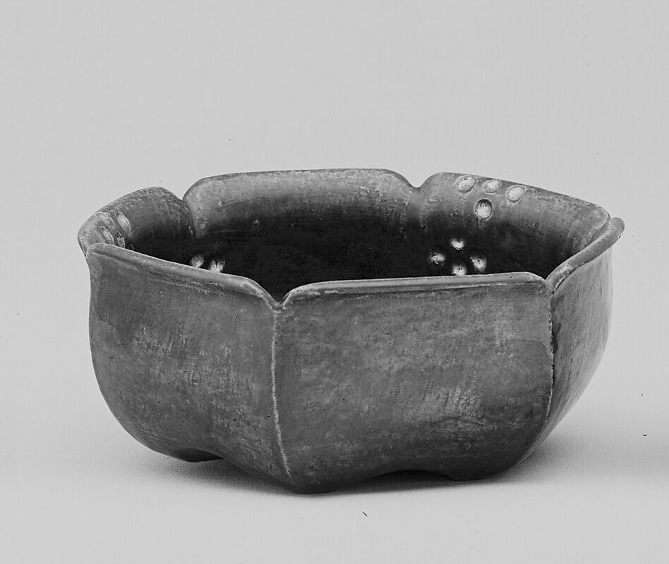 Bowl, Toyosuke IV (Japanese,), Pottery covered enameled glaze and an overglaze decoration, Japan 