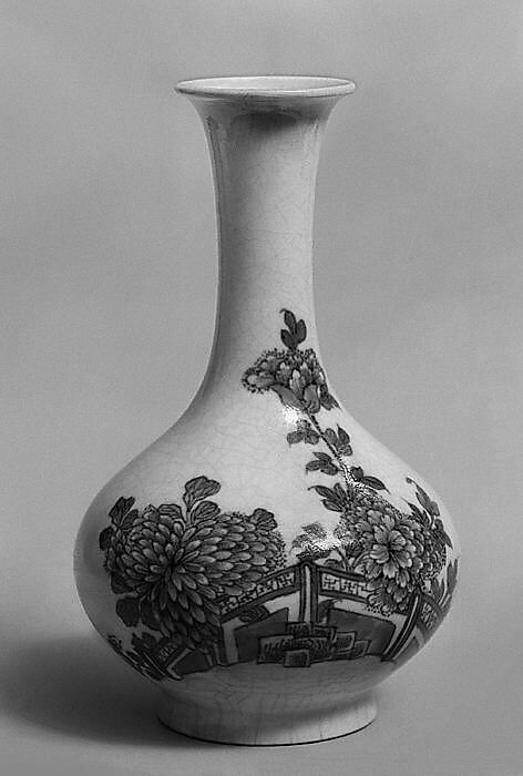 Bottle, Porcelain decorated in underglaze blue, with crackled glaze, China