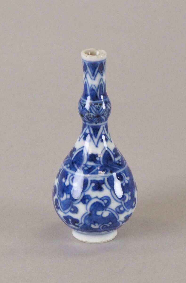Vase, Porcelain painted in underglaze blue, China