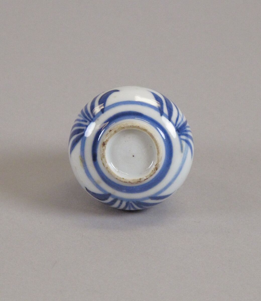 Bottle, Porcelain painted in underglaze blue, China