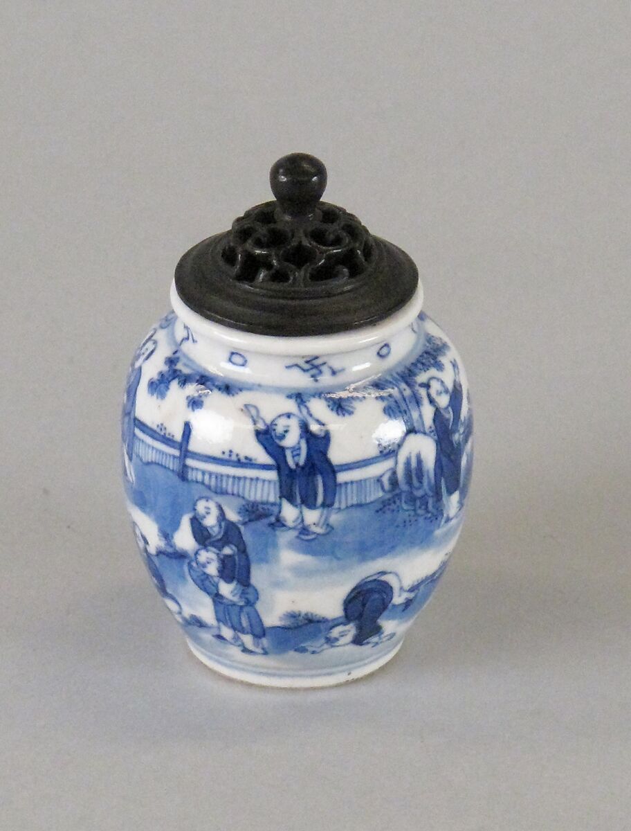 Jar, Porcelain decorated in underglaze blue, with crackled glaze, China