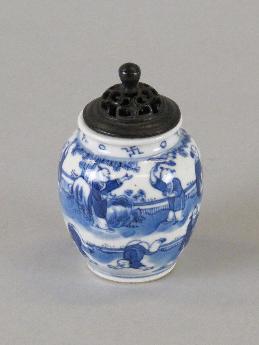 Jar, Porcelain decorated in underglaze blue, with crackled glaze, China