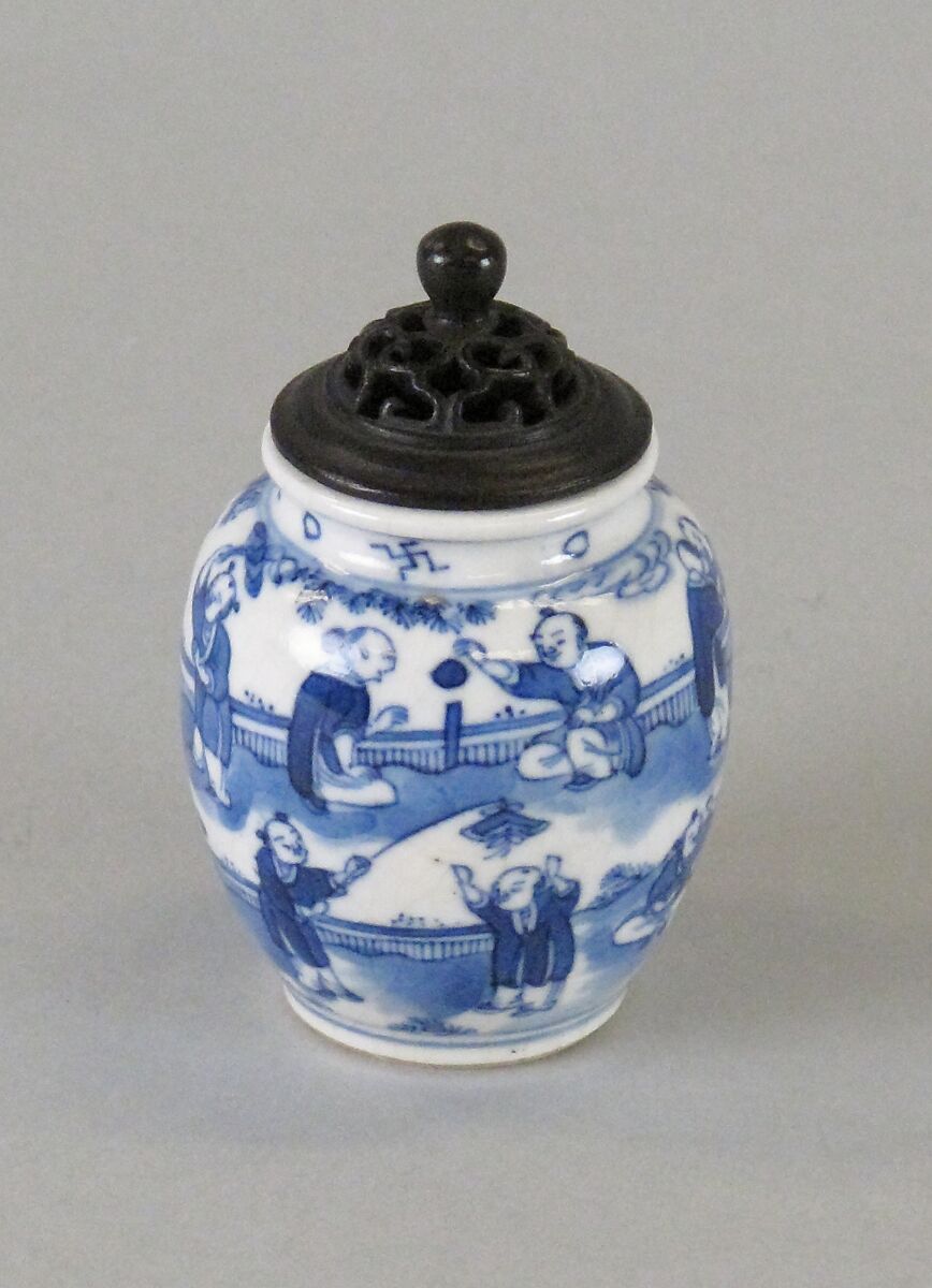 Jar, Porcelain decorated in underglaze blue, with crackled glaze, China