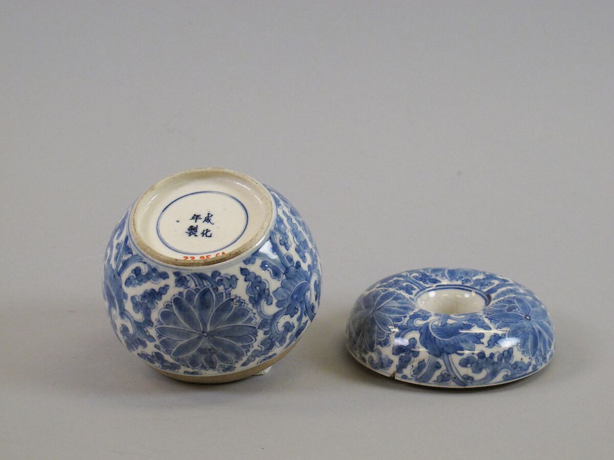 Box with perforated cover, Porcelain painted in underglaze cobalt blue (Jingdezhen ware), China