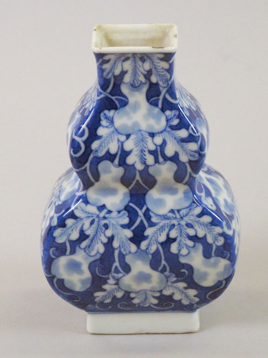 Double gourd vase, Porcelain painted in underglaze cobalt blue (Jingdezhen ware), China