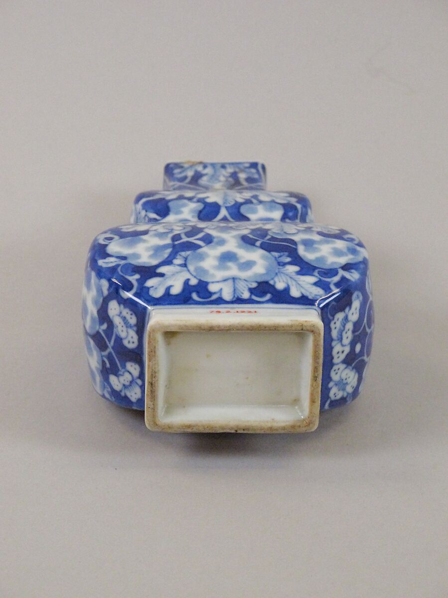 Double gourd vase, Porcelain painted in underglaze cobalt blue (Jingdezhen ware), China