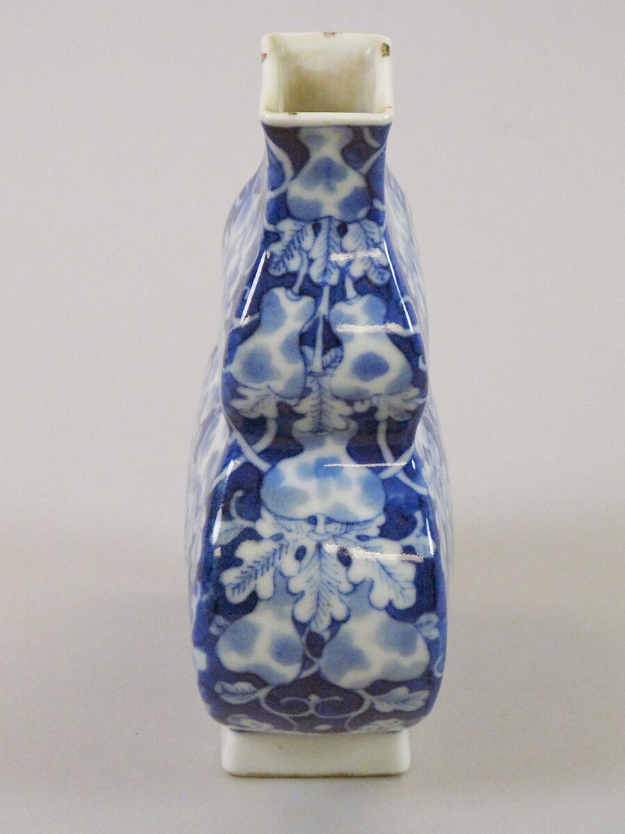 Double gourd vase, Porcelain painted in underglaze cobalt blue (Jingdezhen ware), China