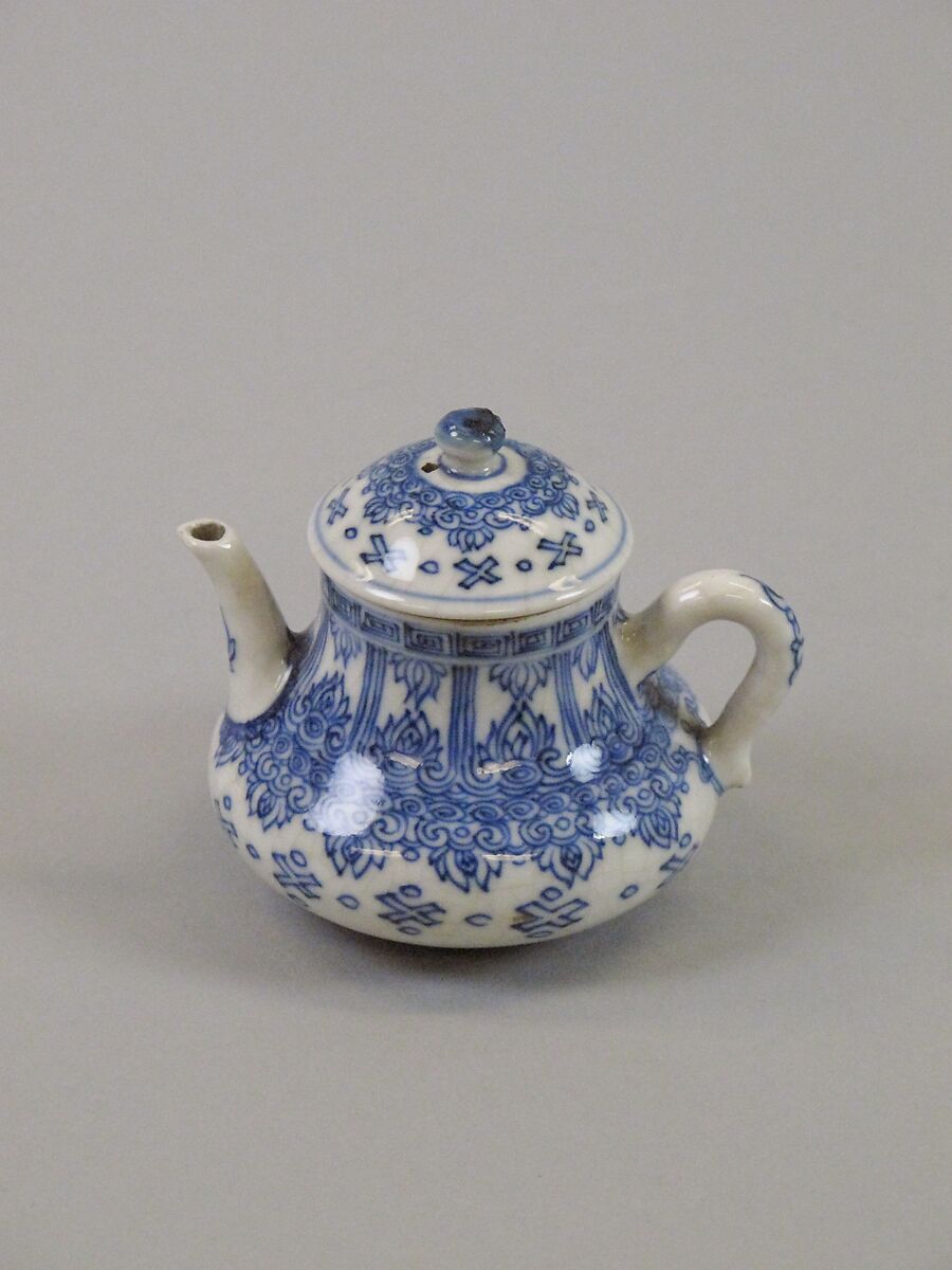 Ewer with floral pattern, Porcelain painted in underglaze cobalt blue (Jingdezhen ware), China 