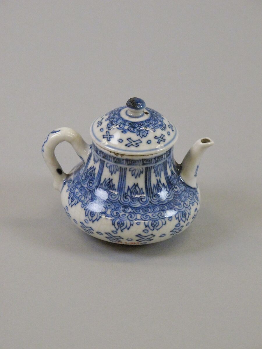 Ewer with floral pattern, Porcelain painted in underglaze cobalt blue (Jingdezhen ware), China