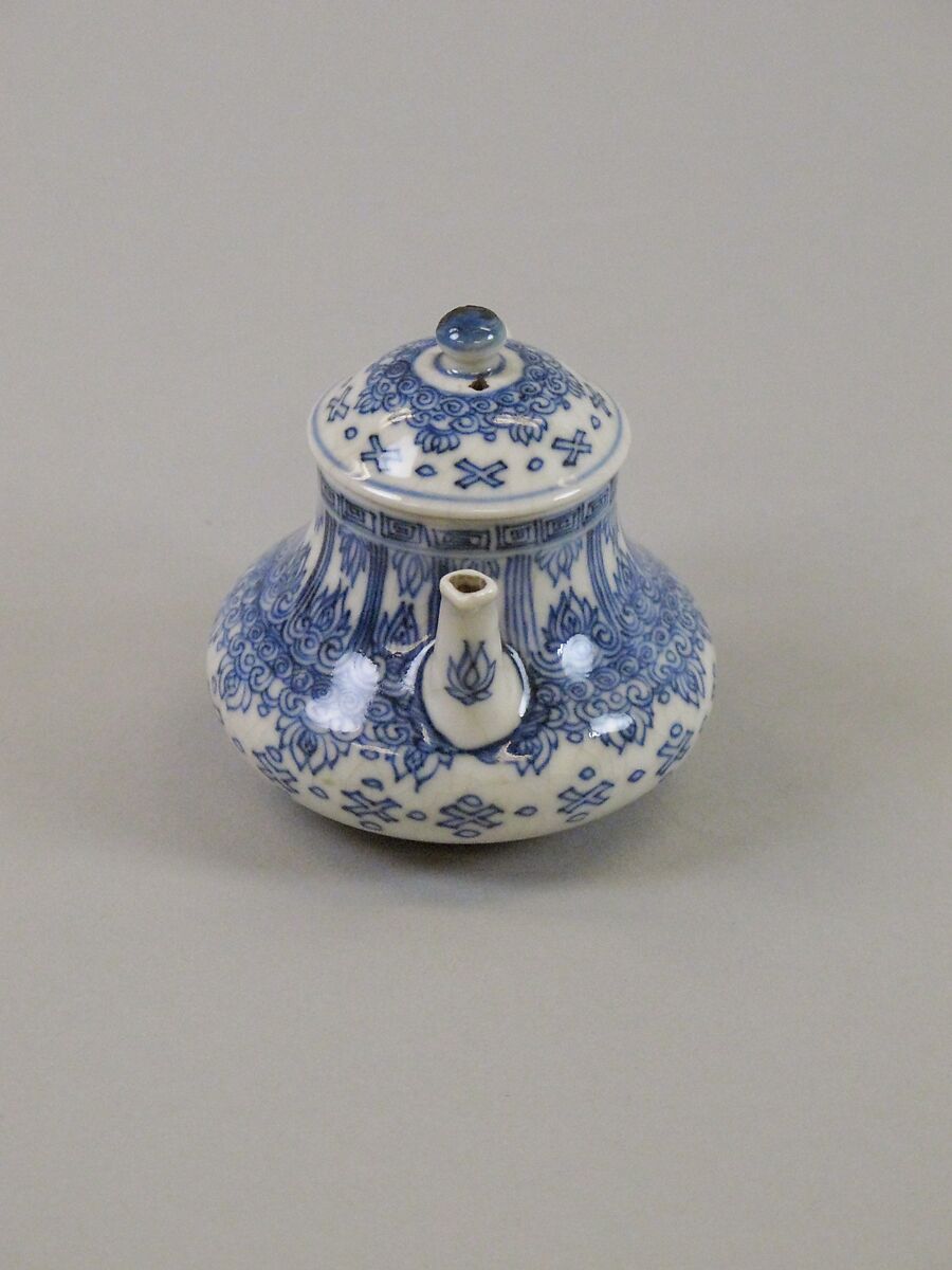 Ewer with floral pattern, Porcelain painted in underglaze cobalt blue (Jingdezhen ware), China