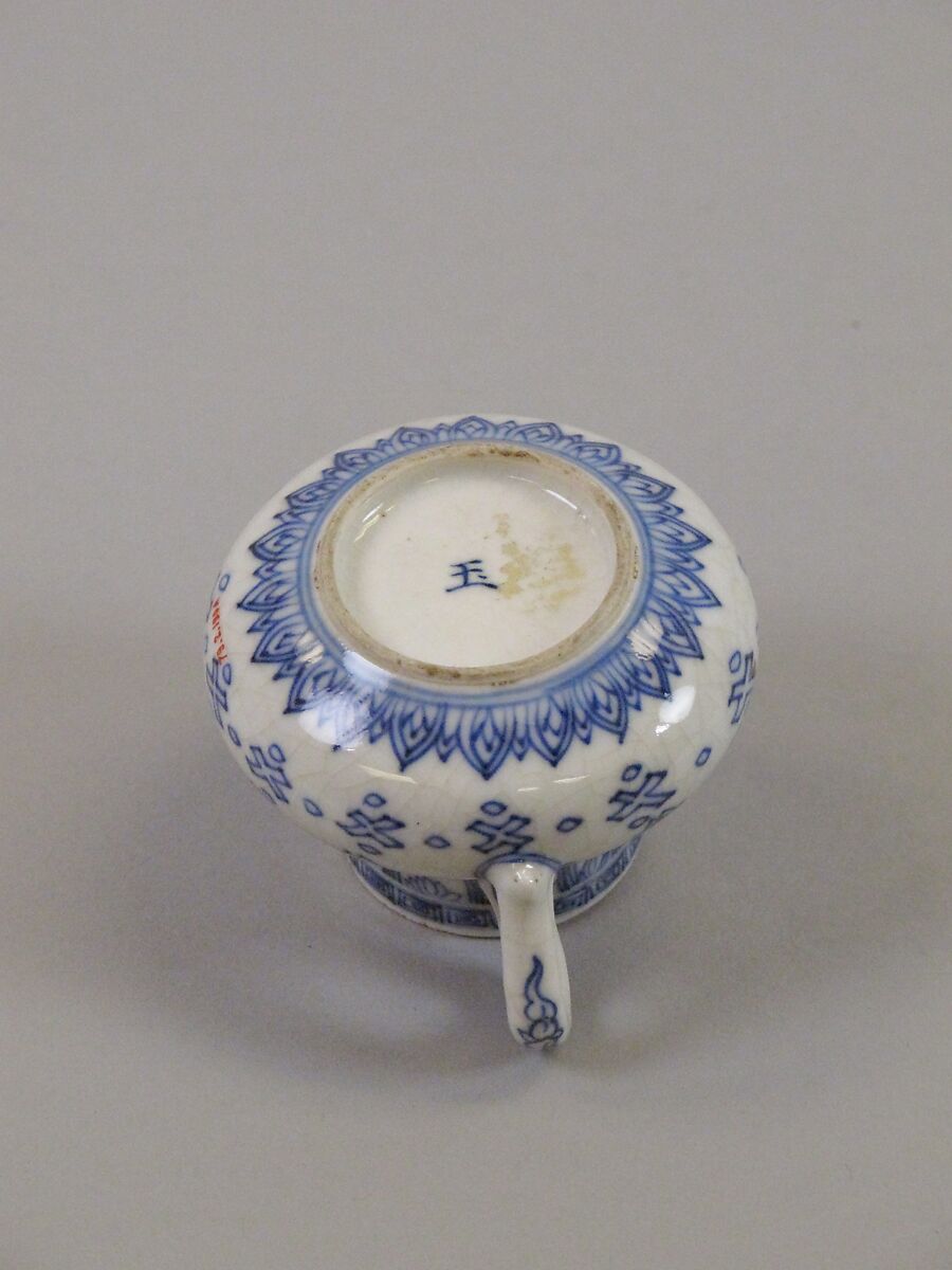 Ewer with floral pattern, Porcelain painted in underglaze cobalt blue (Jingdezhen ware), China