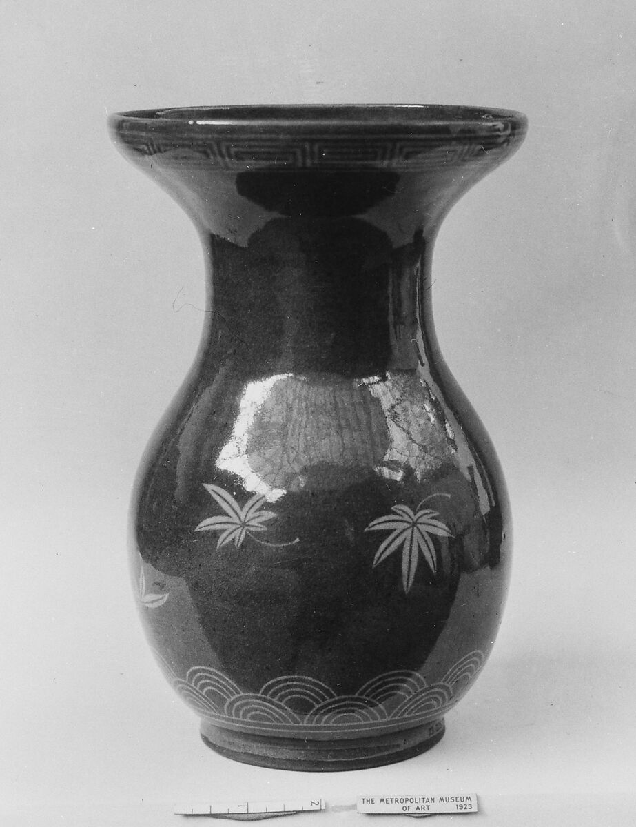 Vase, Brown pâte with incised decoration around the body; glaze, craquelé, Japan 