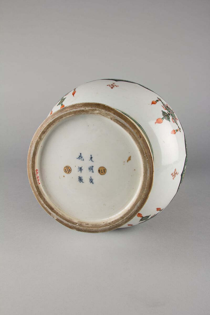 Vase with floral patterns, Porcelain painted in overglaze polychrome enamels (Jingdezhen ware), China