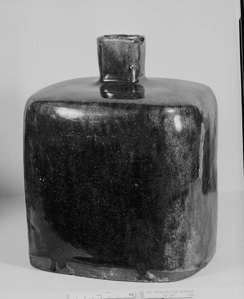 Bottle, Clay covered with overglaze and underglaze (Mino ware, Oribe type), Japan 