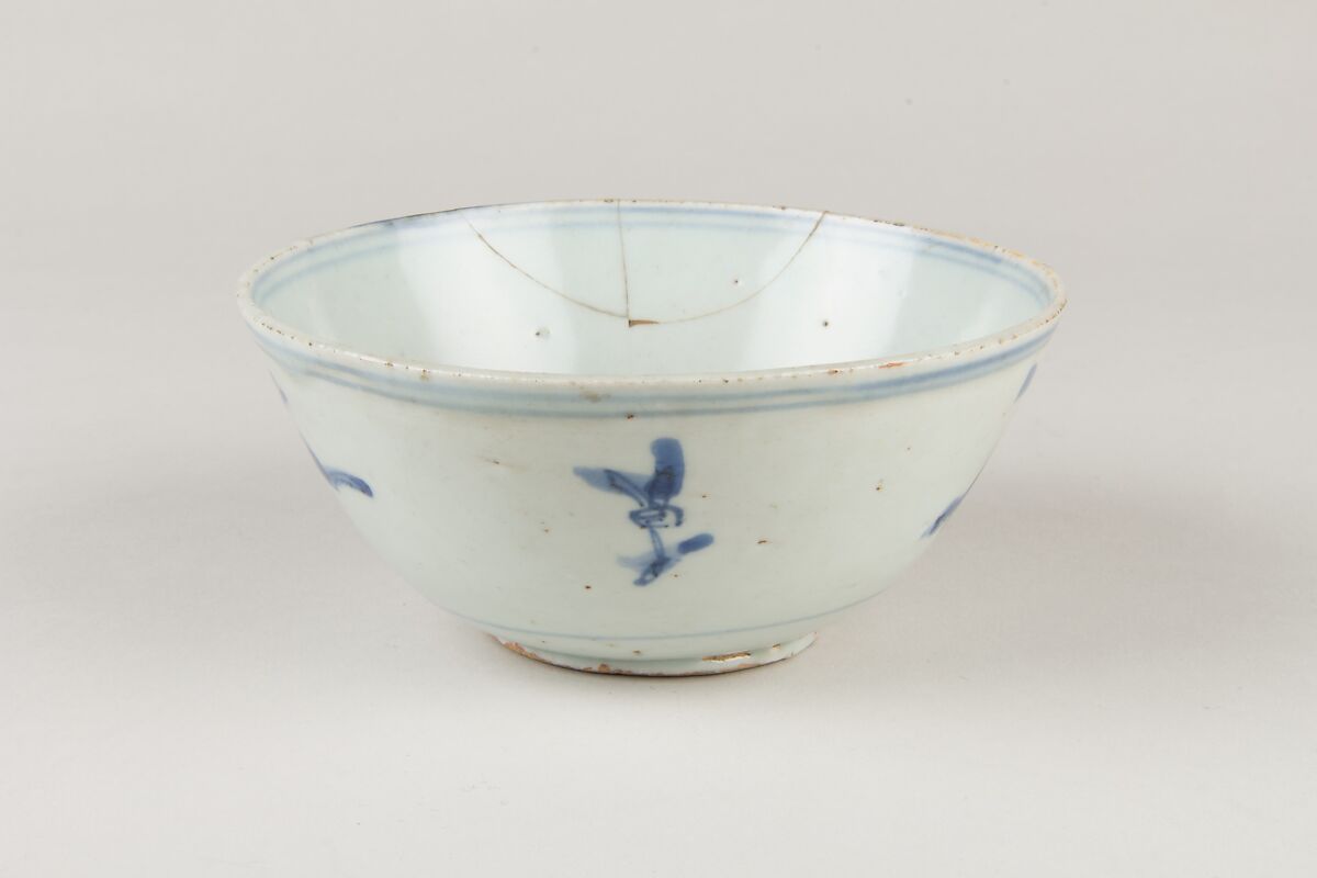 Bowl with dragon, Porcelain painted in underglaze cobalt blue (Jingdezhen ware), China
