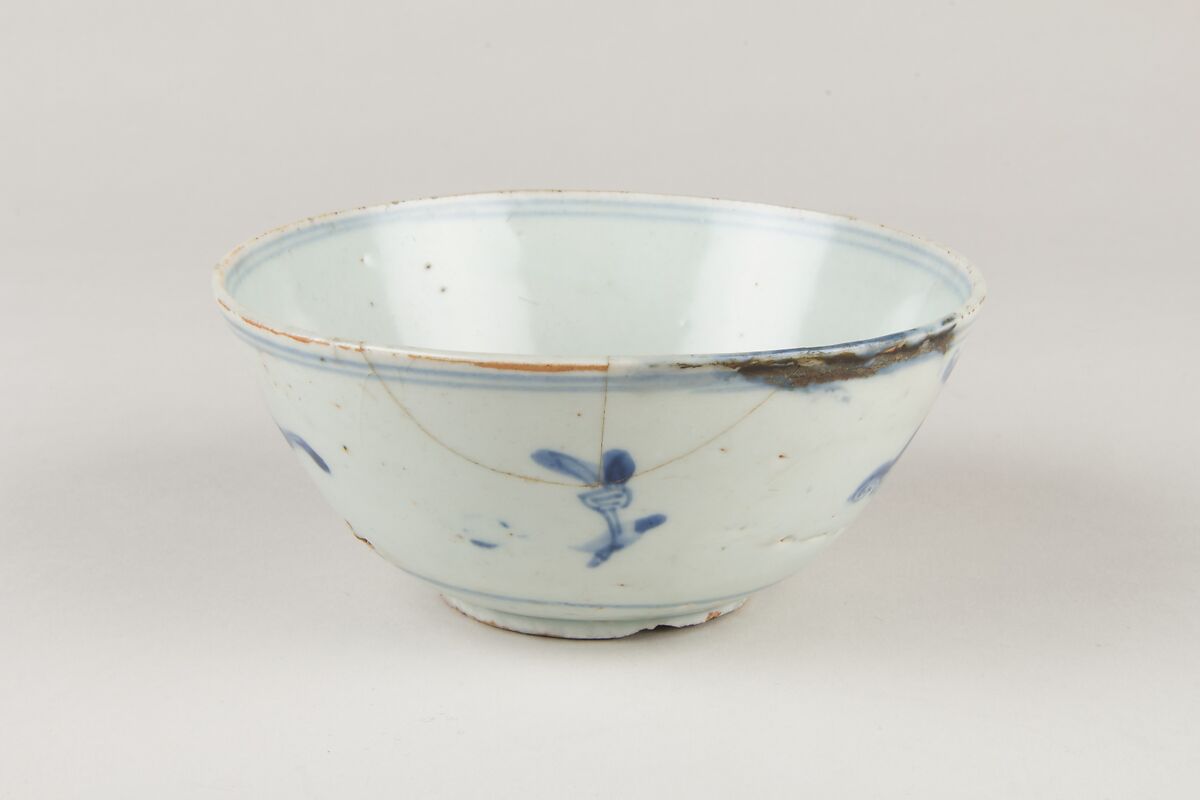 Bowl with dragon, Porcelain painted in underglaze cobalt blue (Jingdezhen ware), China