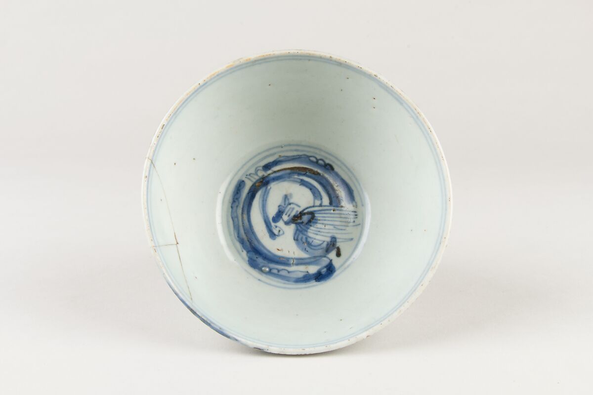 Bowl with dragon, Porcelain painted in underglaze cobalt blue (Jingdezhen ware), China