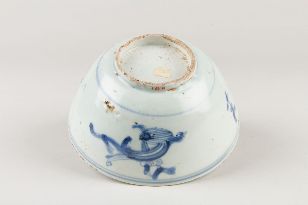 Bowl with dragon, Porcelain painted in underglaze cobalt blue (Jingdezhen ware), China