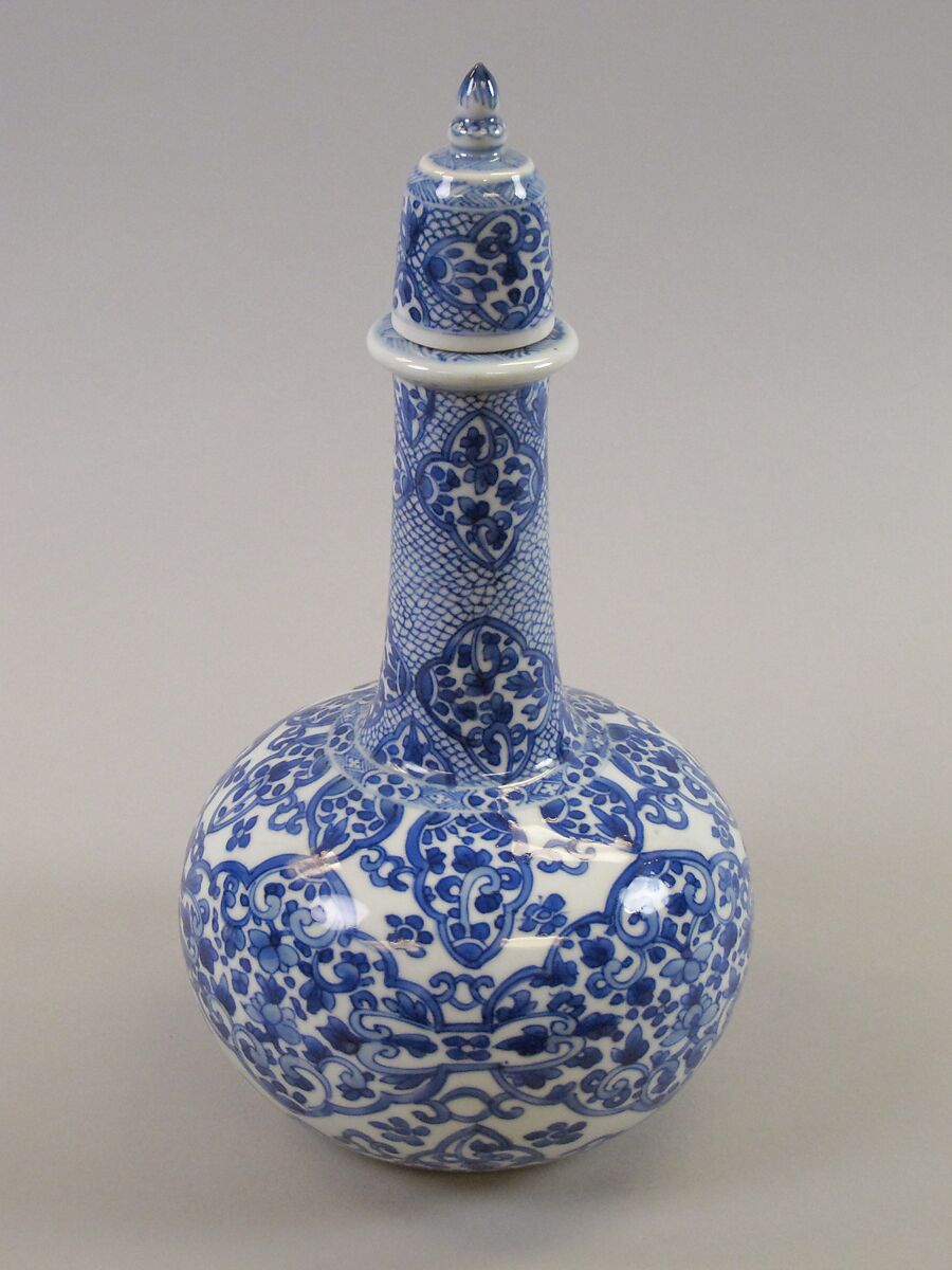 Covered ewer with floral patterns, Porcelain painted in underglaze cobalt blue (Jingdezhen ware), China