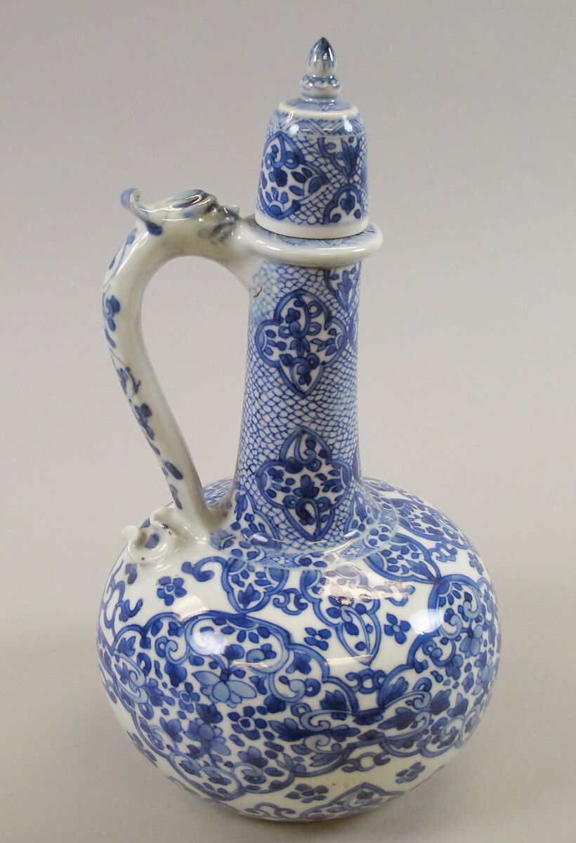 Covered ewer with floral patterns, Porcelain painted in underglaze cobalt blue (Jingdezhen ware), China