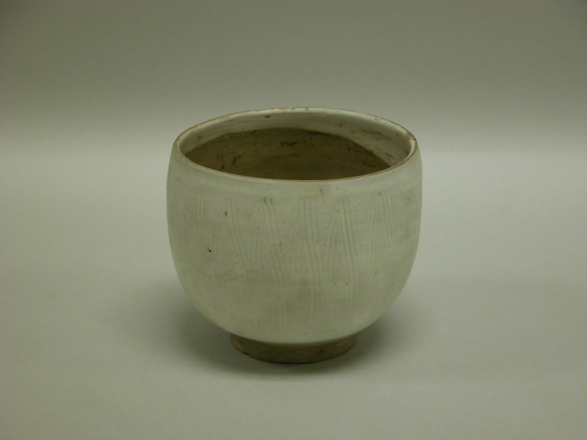 Cup with décor of triangle petals, Stoneware with white slip and incised decoration (Cizhou ware), China 