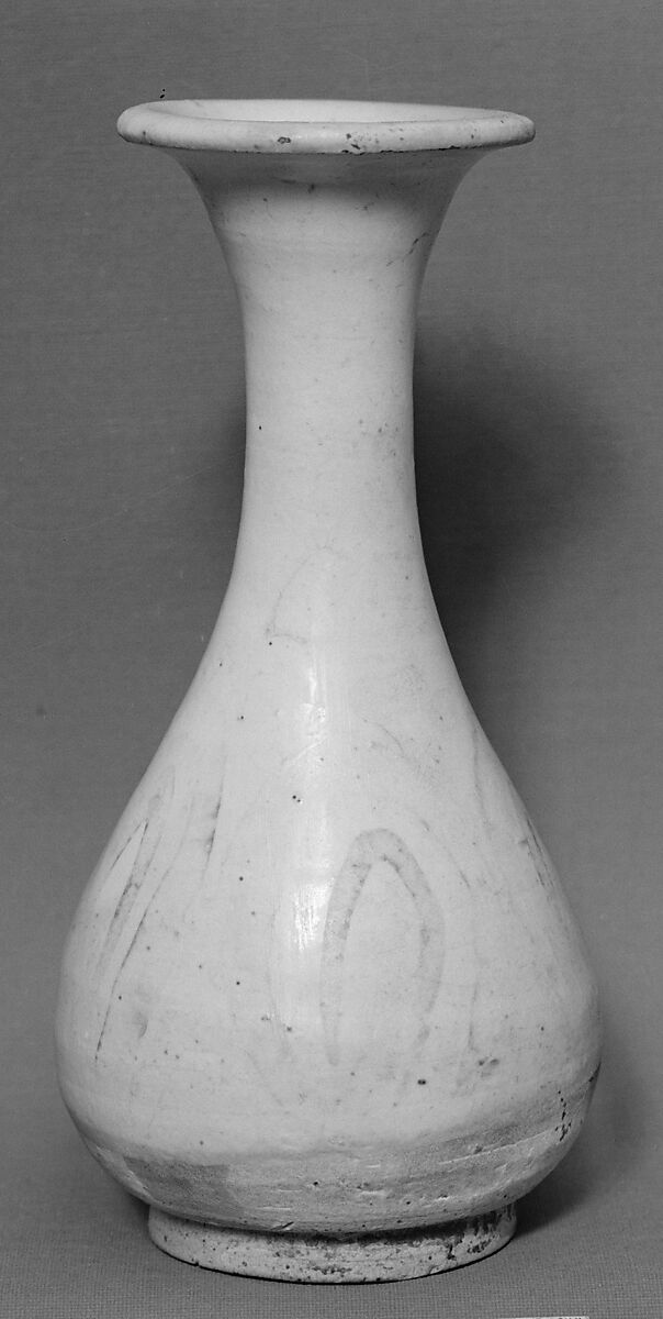 Yuhuchun vase with lotus petals, Stoneware with incised decoration (Cizhou ware), China