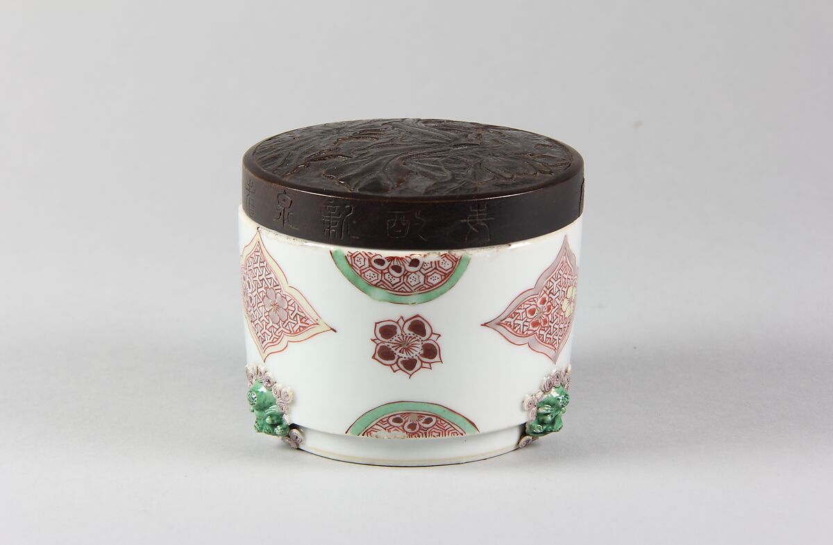 Incense burner with lion-head décor, Porcelain painted in overglaze polychrome enamels (Jingdezhen ware), wooden cover, China